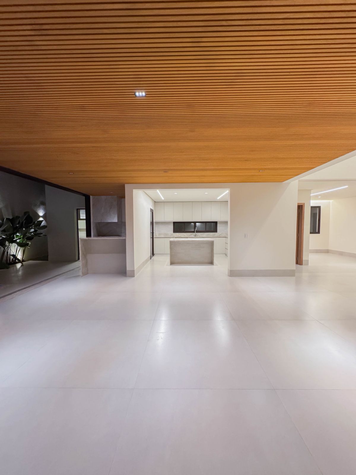 Sobrado no Jardins Capri | Frente ao bosque - 264m² — foto 1