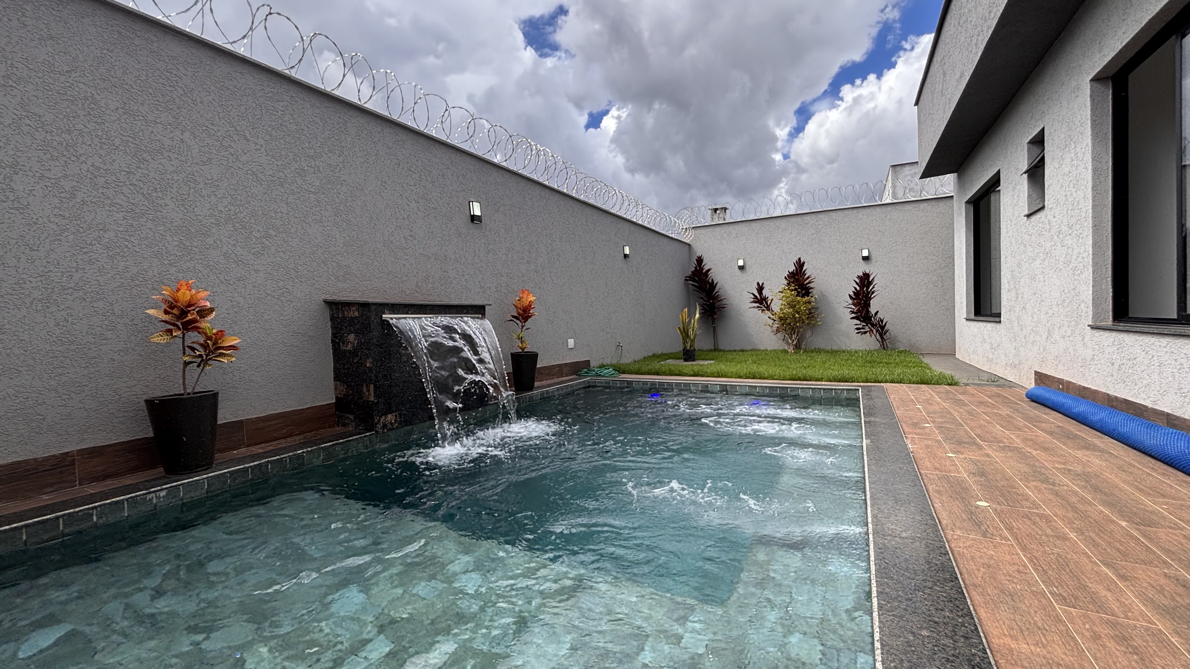 Casa de Esquina Faiçalville - 3 suítes 200m — foto 1